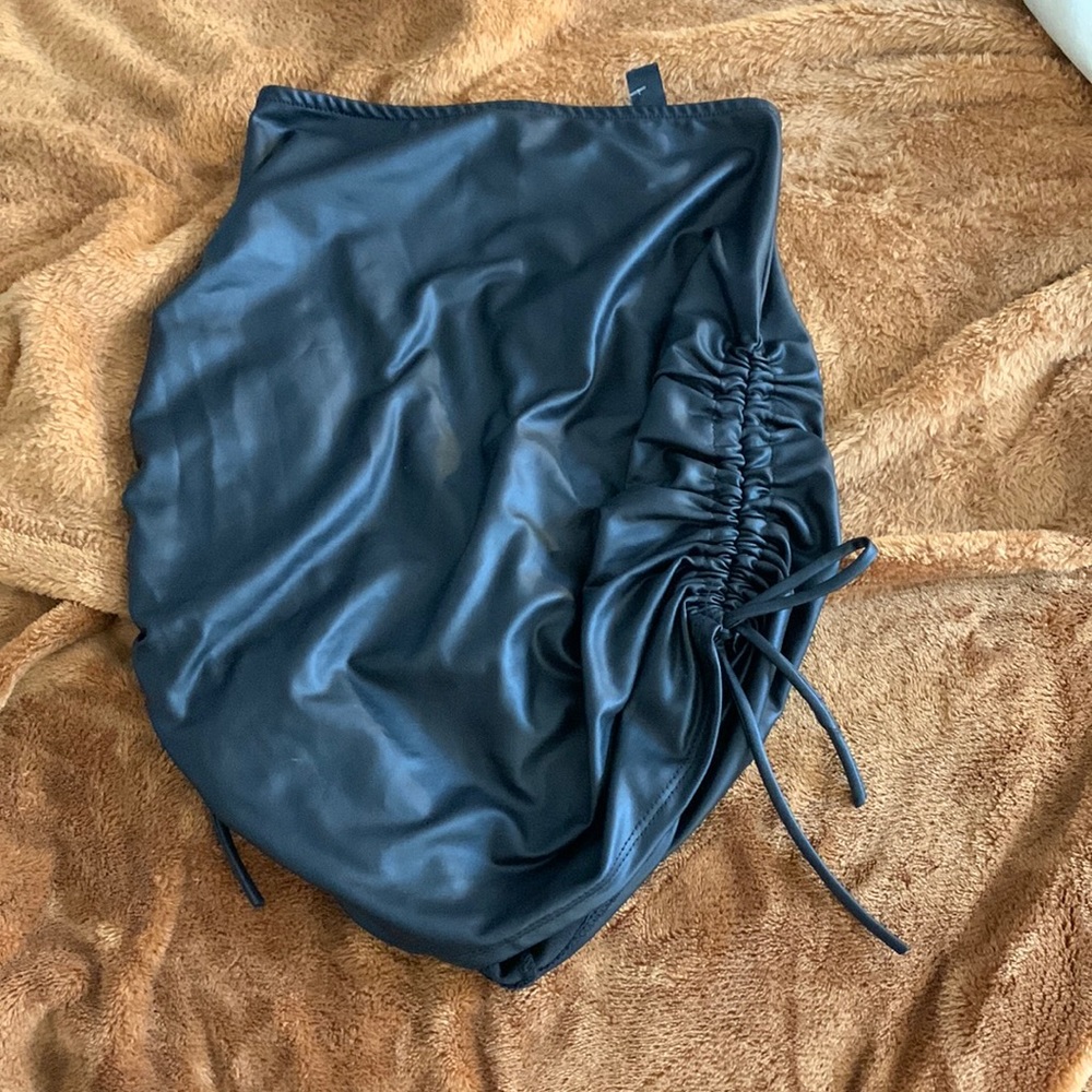 very cute right fit leather skirt, never worn but so cute